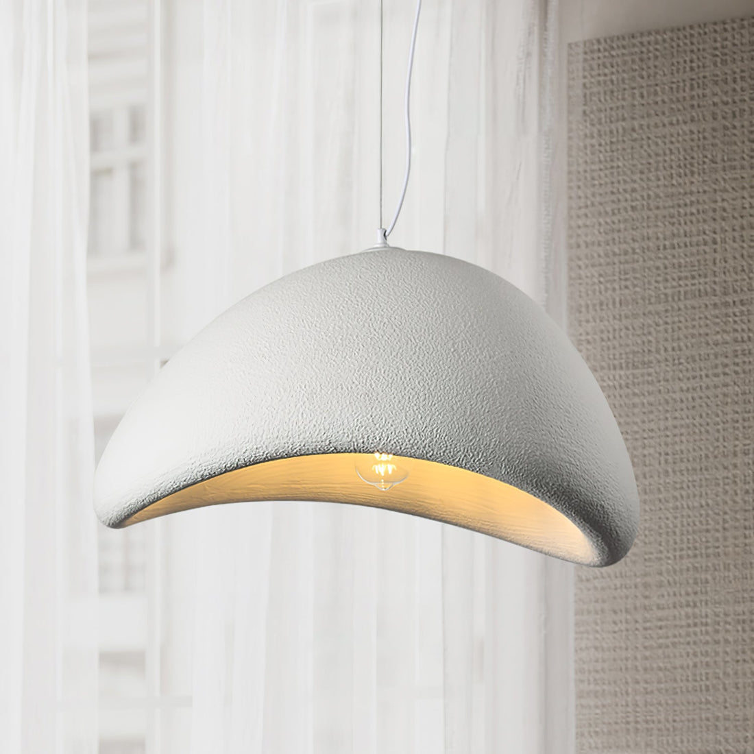 Gebogene Pendelleuchte aus Polystyrol mit Stecker