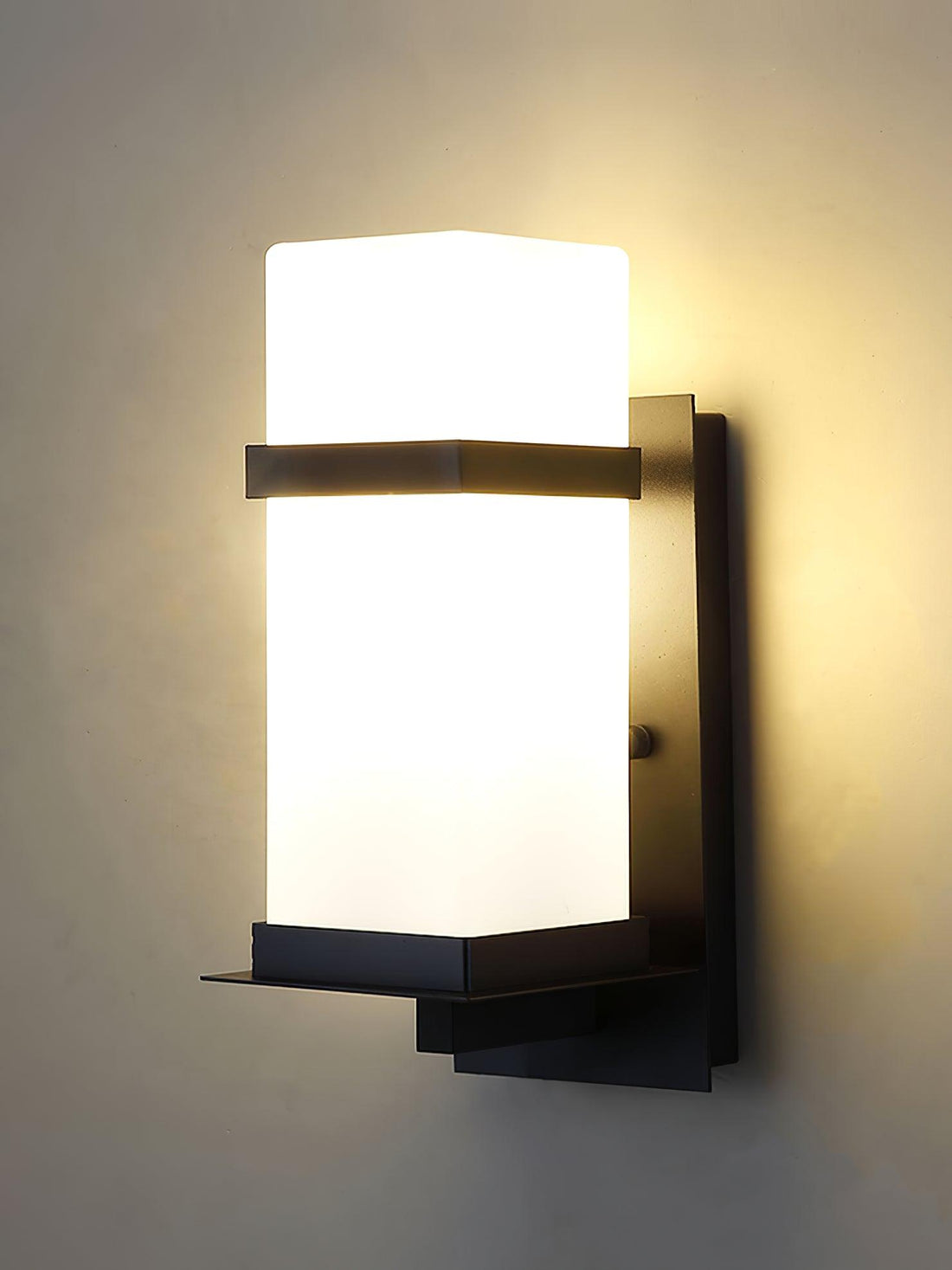 Außenwandleuchte - Moderne Metalllampe mit Glasschirm für den Garten