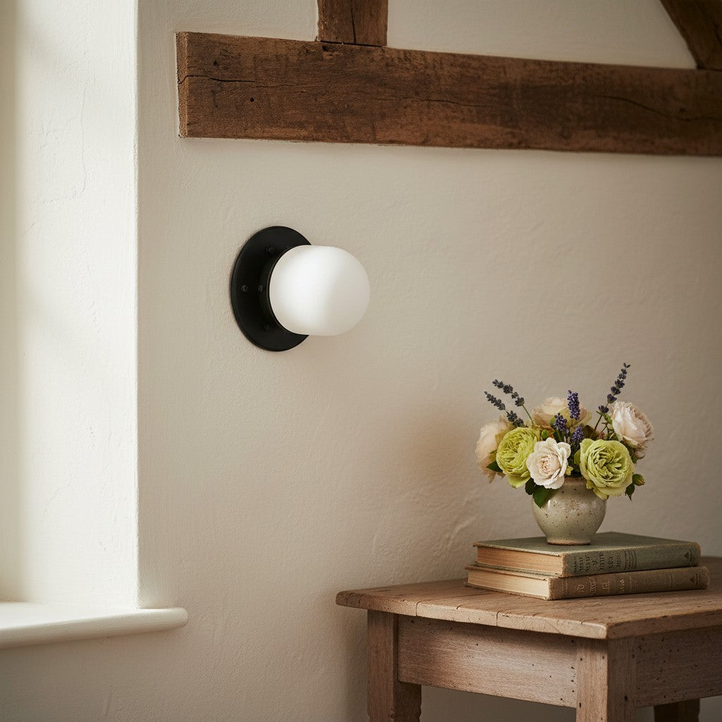 Decken- und Wandleuchte aus Opalglas – kleine Kugelleuchte im Art-Deco-Stil