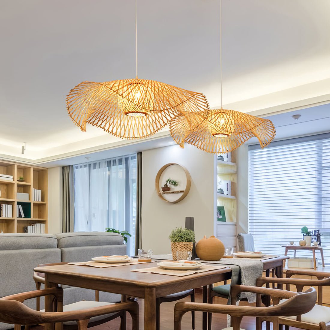Plug-in-Leuchte mit Lampenschirm aus naturfarbenem Flechtwerk