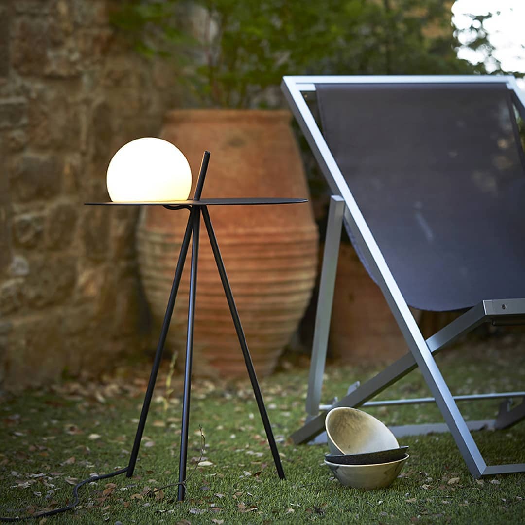 Stativ-Außenlampe – Solar-Ambientelicht und Beistelltisch für die Terrasse