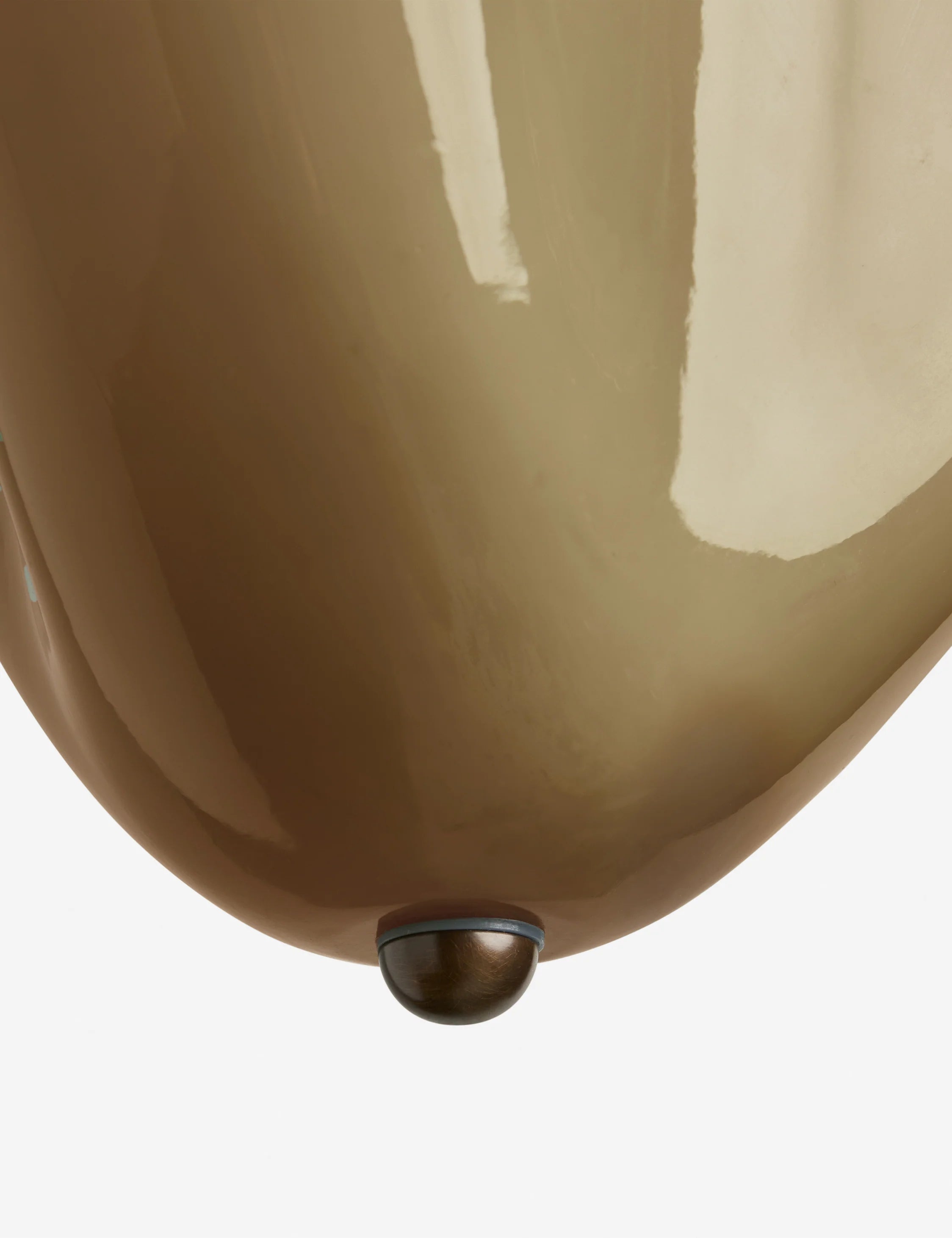 Bellina Radner Pendelleuchte – Farbiger Glasschirm mit Messingdetails für moderne Räume