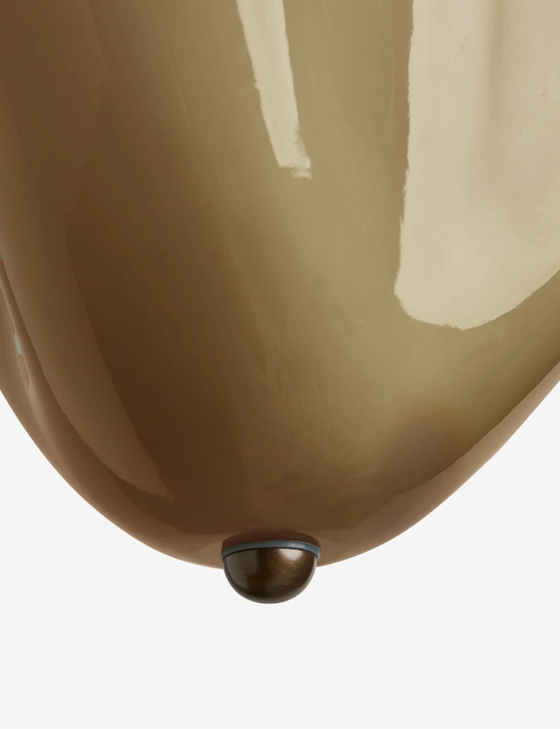 Bellina Radner Pendelleuchte – Farbiger Glasschirm mit Messingdetails für moderne Räume