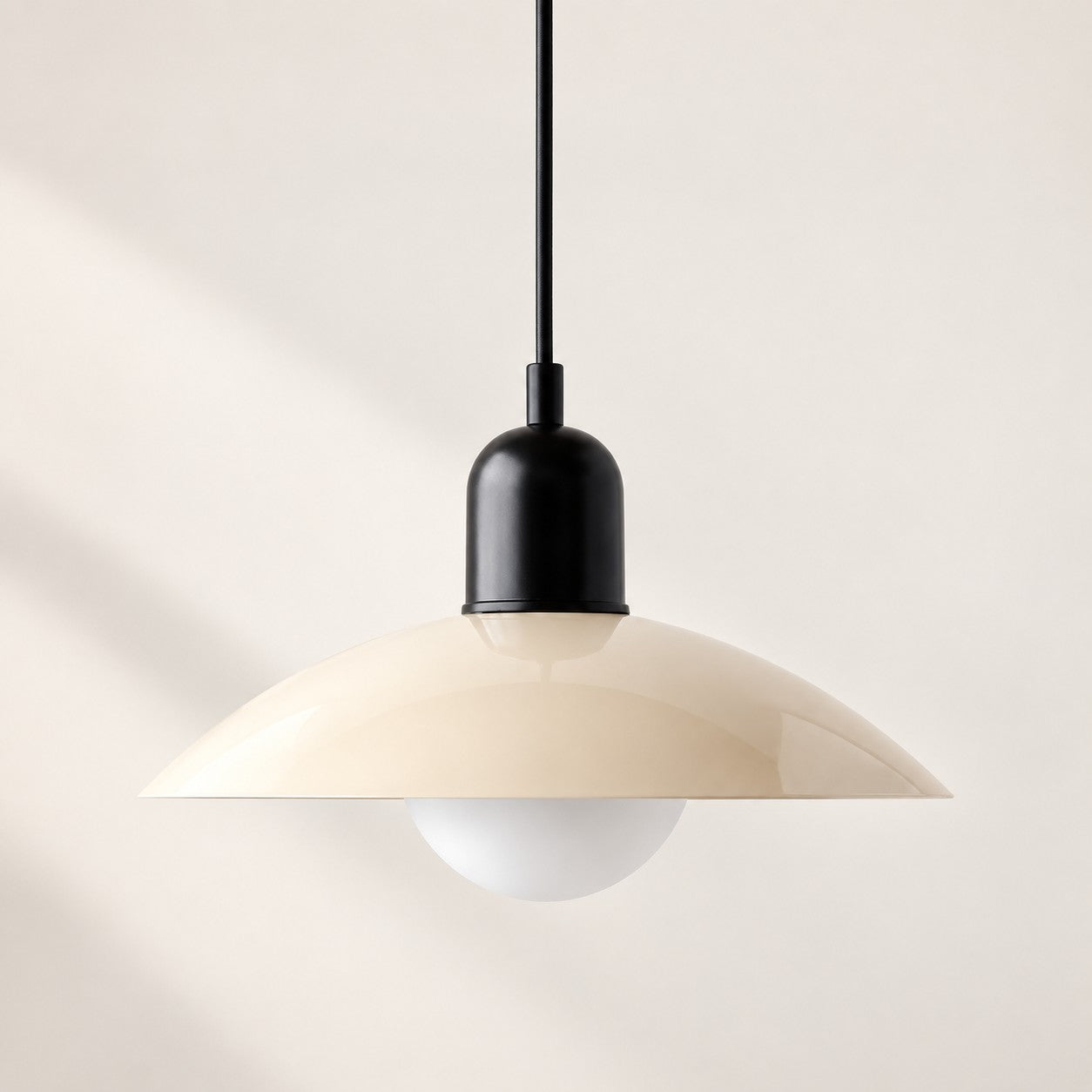 Pendelleuchte im Stil der Mid-Century-Bauhaus-Bewegung für das Esszimmer mit Stecker