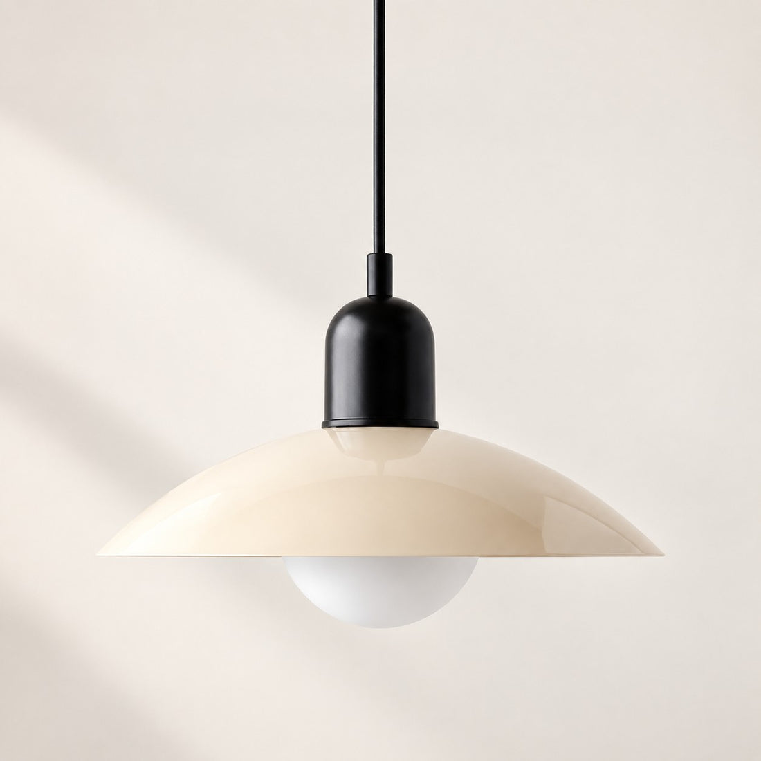 Pendelleuchte im Stil der Mid-Century-Bauhaus-Bewegung für das Esszimmer mit Stecker