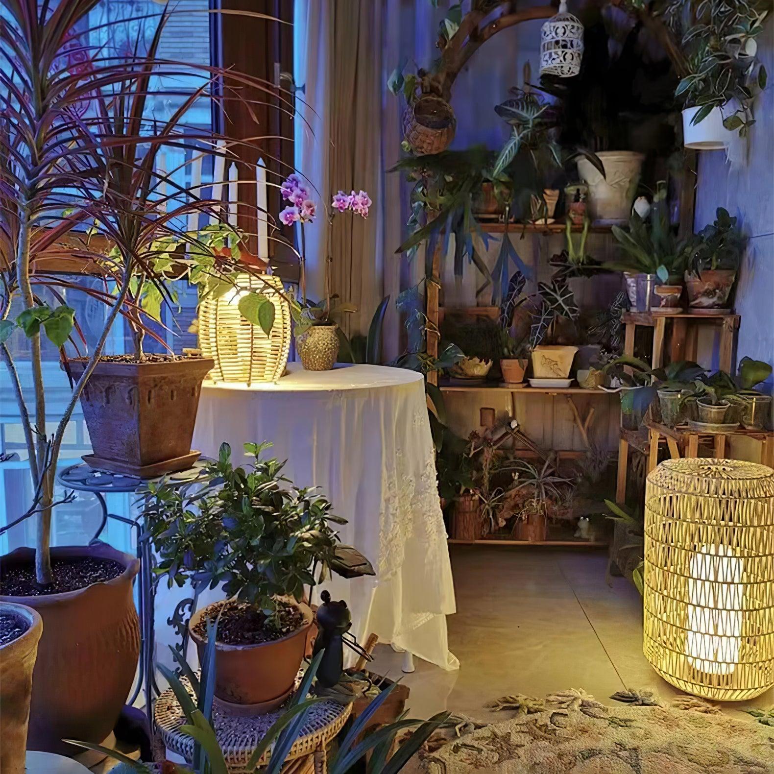 Außenlampe aus geflochtenem Rattan – traditionelles Handwerkslicht für Ecken