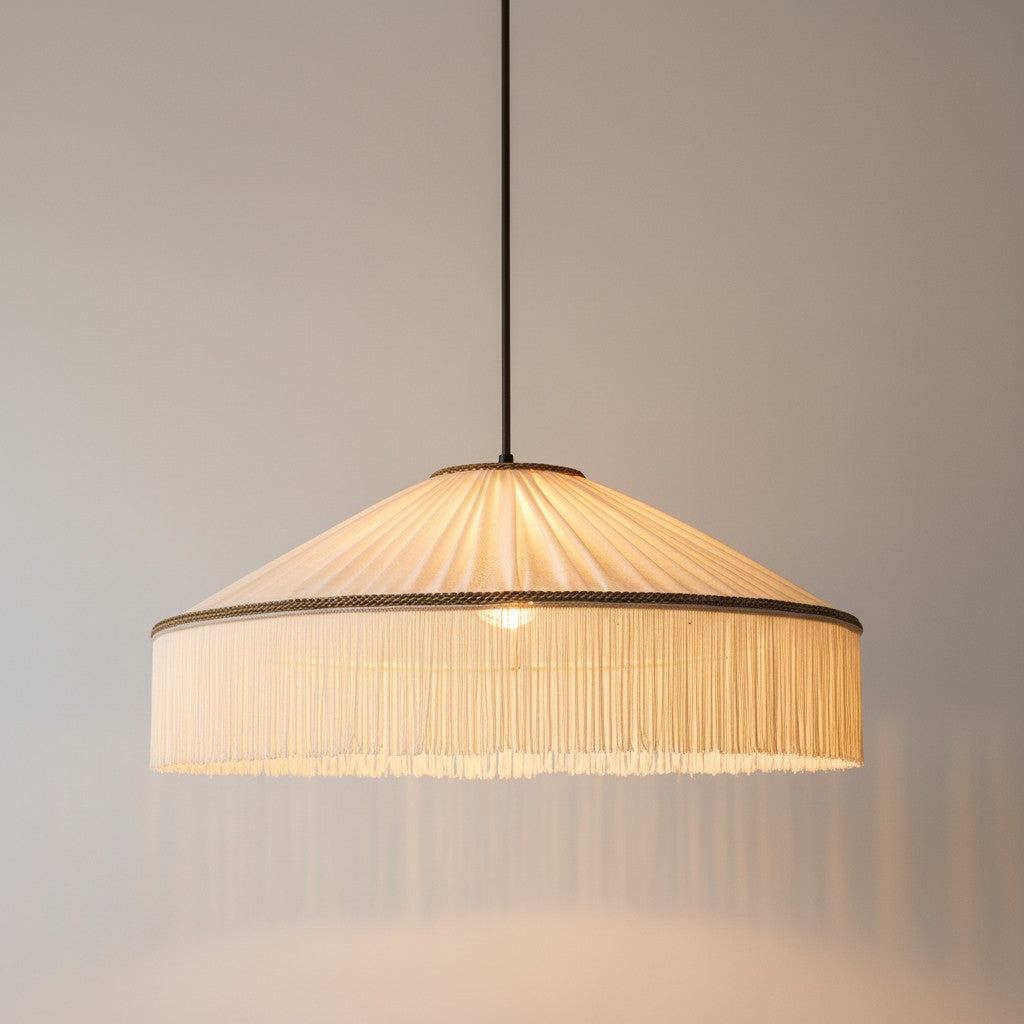 Beige Stecker-Pendelleuchte aus plissiertem Stoff mit Fransen