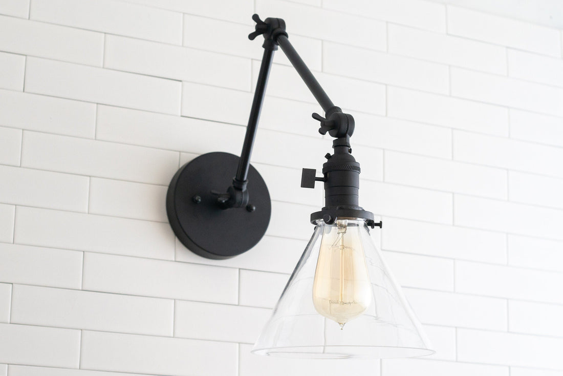 Conique Industrielle Wandleuchte aus Metall mit verstellbarem Arm – Kegelschirm aus Vintage-Glas