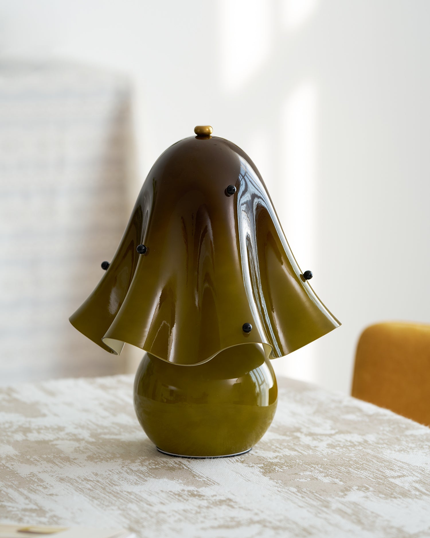 Dekorative Tischlampe Bellina – Skulpturale Glockenblumenform