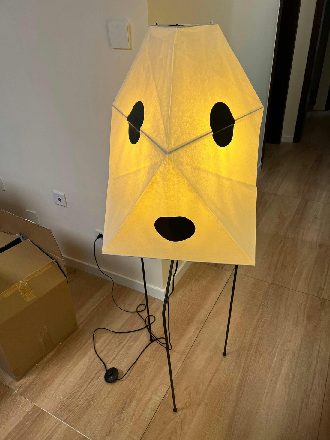 Origami Stehleuchte – Skulpturales Licht für Wohnzimmer &amp; Leseecke