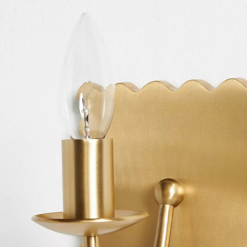 Modo Decorative Wall Light – Modern Wavy Metal Wall Sconce for Bedrooms and Hallways