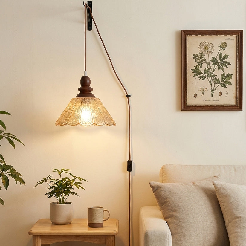 Plug-in-Hängeleuchte aus Naturholz und Glas
