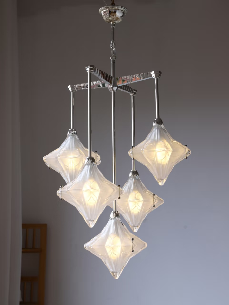 Art Deco Astris Star Kronleuchter - Milchglas-Dekoleuchte für Esszimmer 