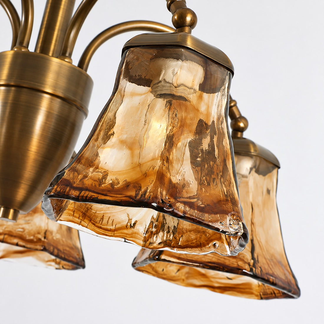 Halbdeckenleuchte aus Messing und bernsteinfarbenem Glas