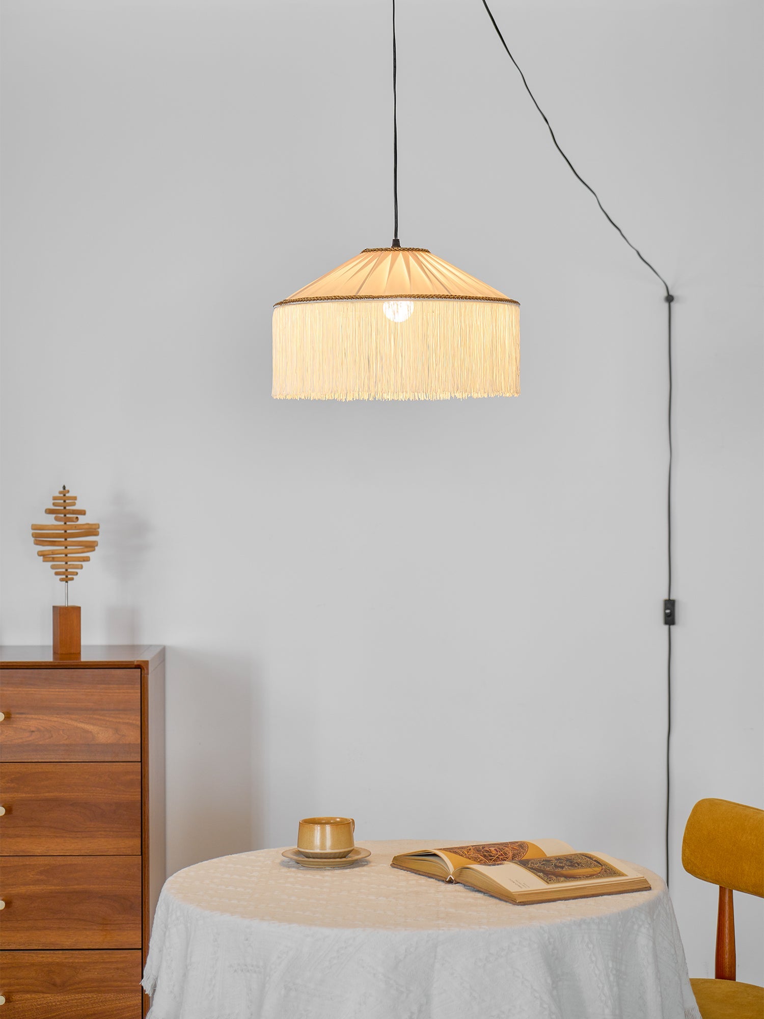 Beige Stecker-Pendelleuchte aus plissiertem Stoff mit Fransen