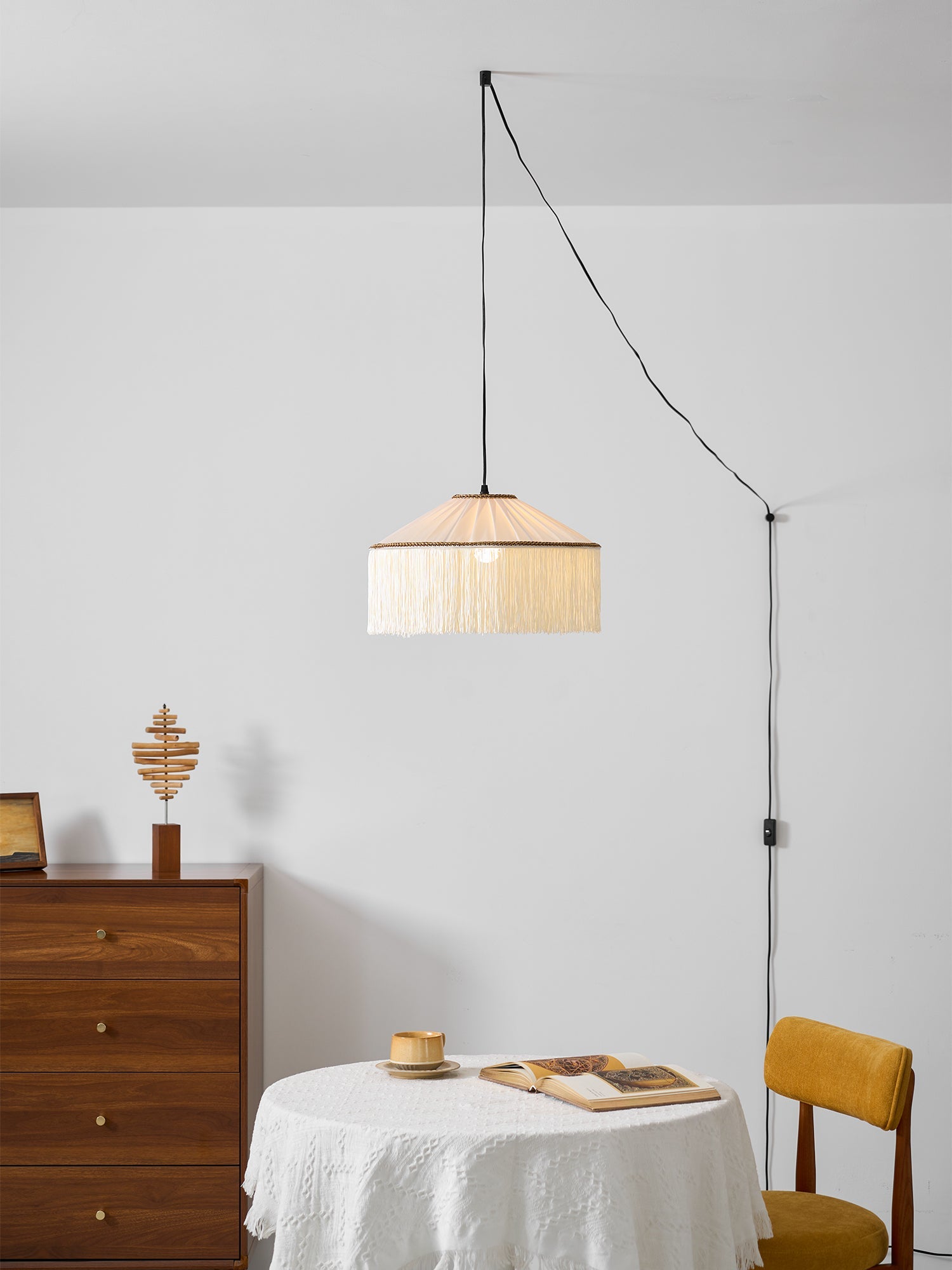 Beige Stecker-Pendelleuchte aus plissiertem Stoff mit Fransen