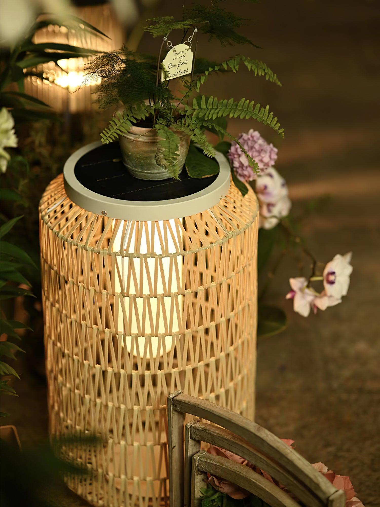 Außenlampe aus geflochtenem Rattan – traditionelles Handwerkslicht für Ecken