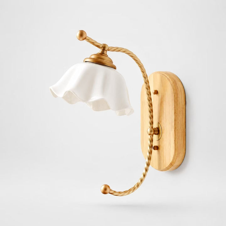Vintage-Wandleuchte mit floralem Keramikschirm und Holz