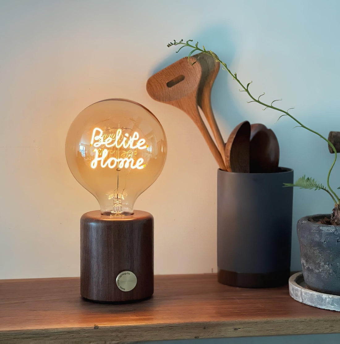 Smiley Tischlampe - LED-Lampe aus Walnuss und Marmor für Schlafzimmer und Büro