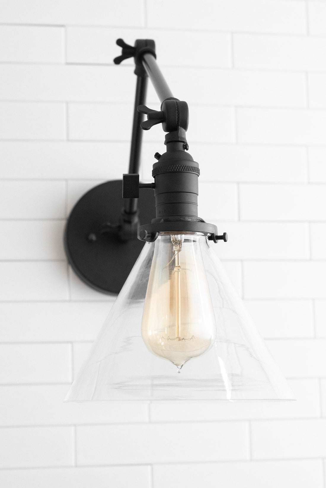 Conique Industrielle Wandleuchte aus Metall mit verstellbarem Arm – Kegelschirm aus Vintage-Glas