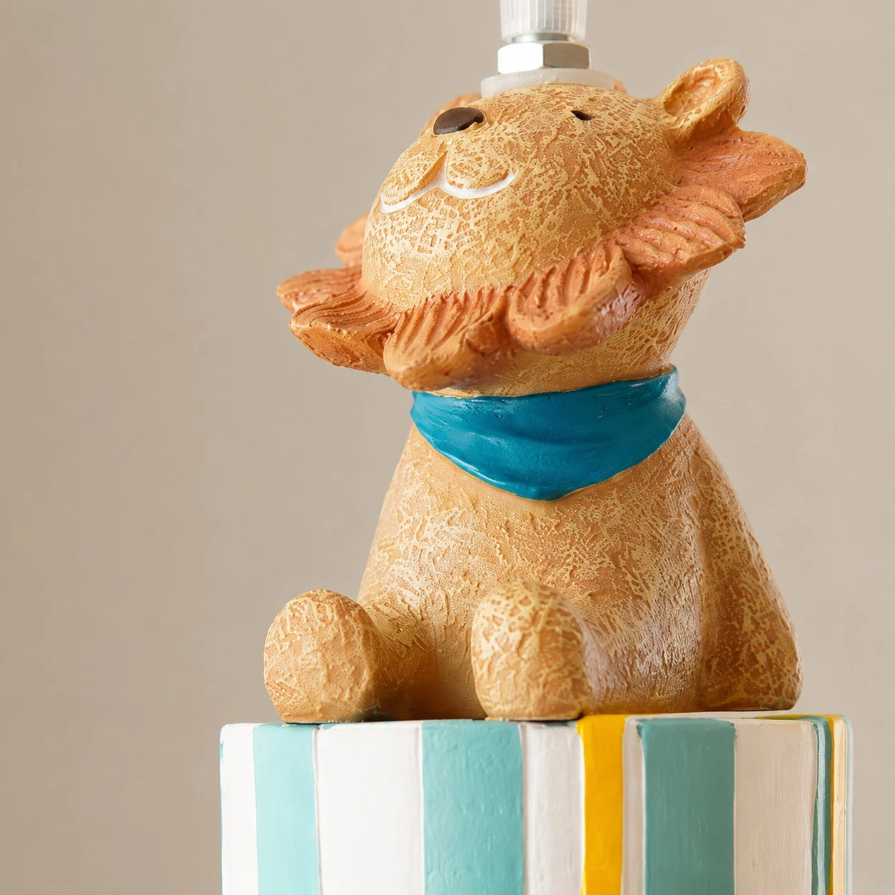 Lion blue gift box shade and character detail