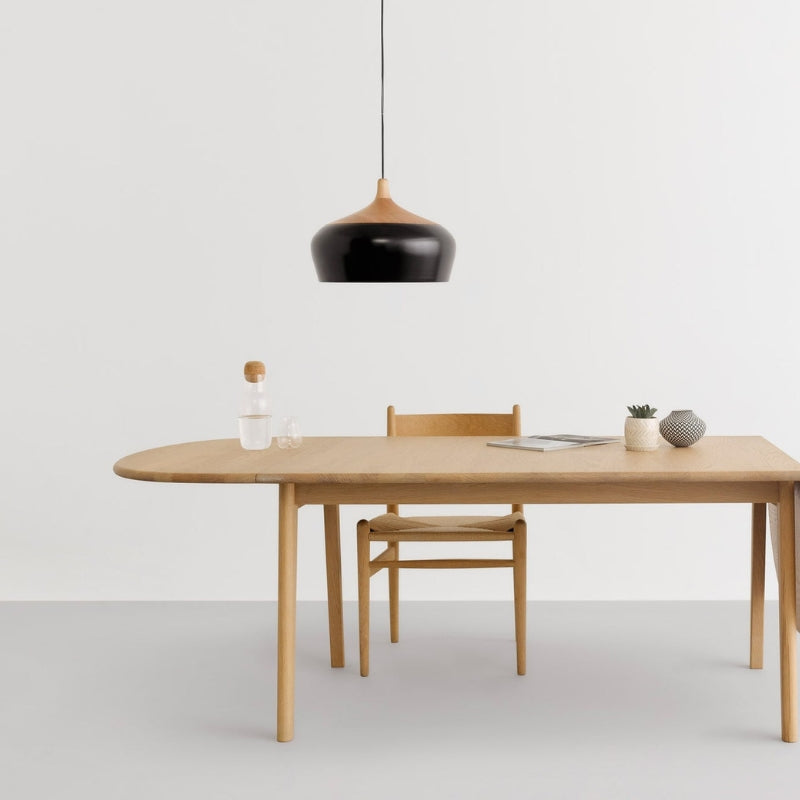 Minimalistische Pendelleuchte in Schalenform in Schwarz-Weiß