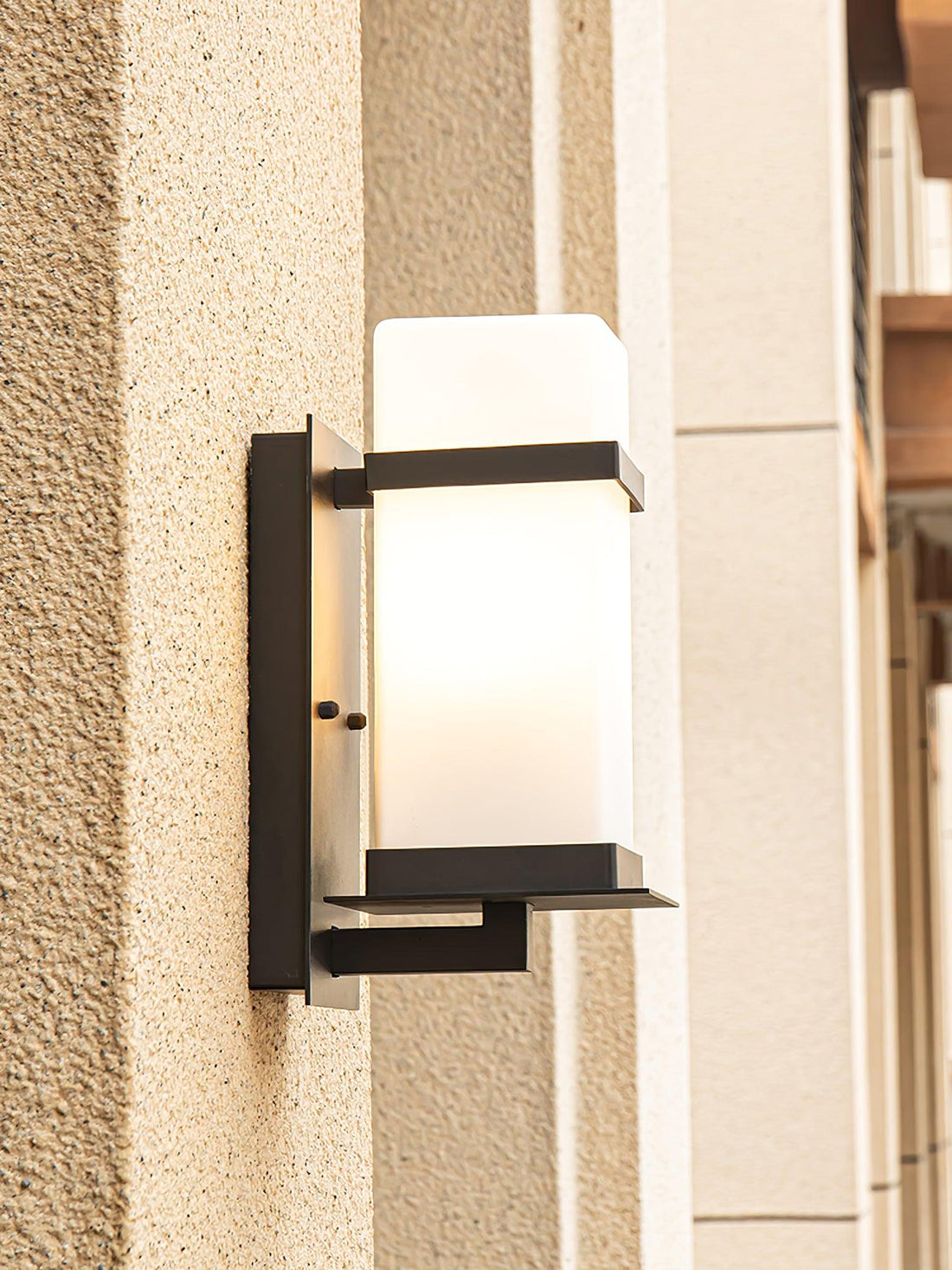 Außenwandleuchte - Moderne Metalllampe mit Glasschirm für den Garten