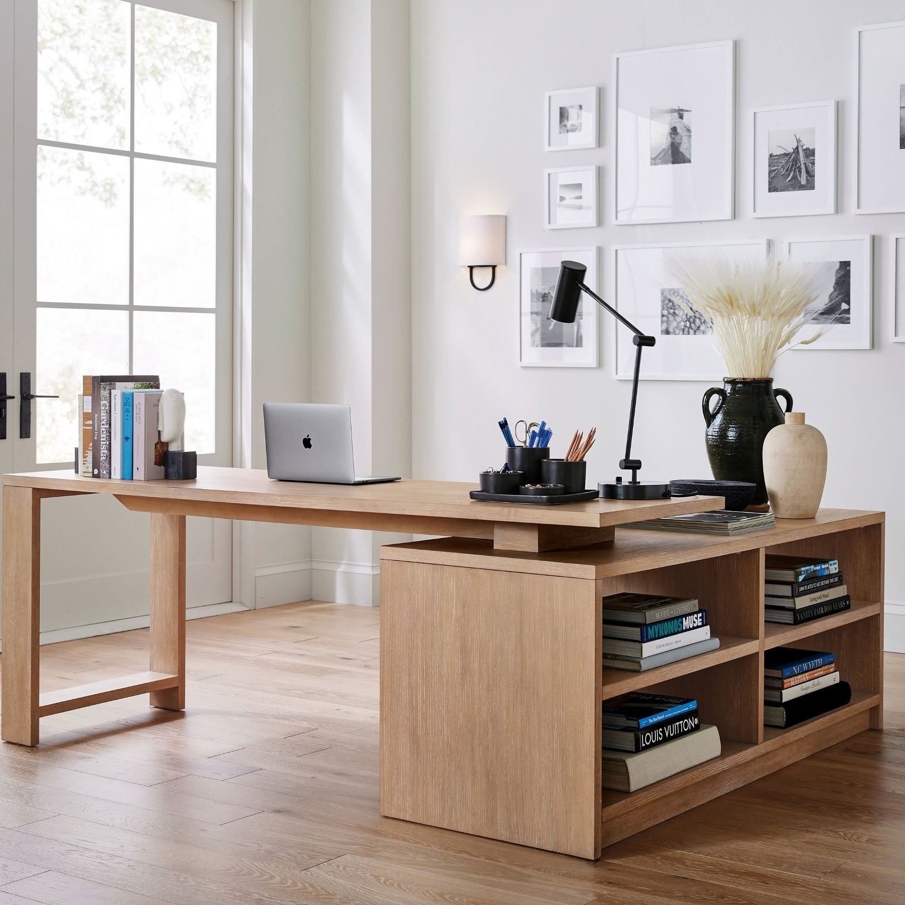 Elegante Wandleuchte Nolvara mit weichem Schirm und Metallarm