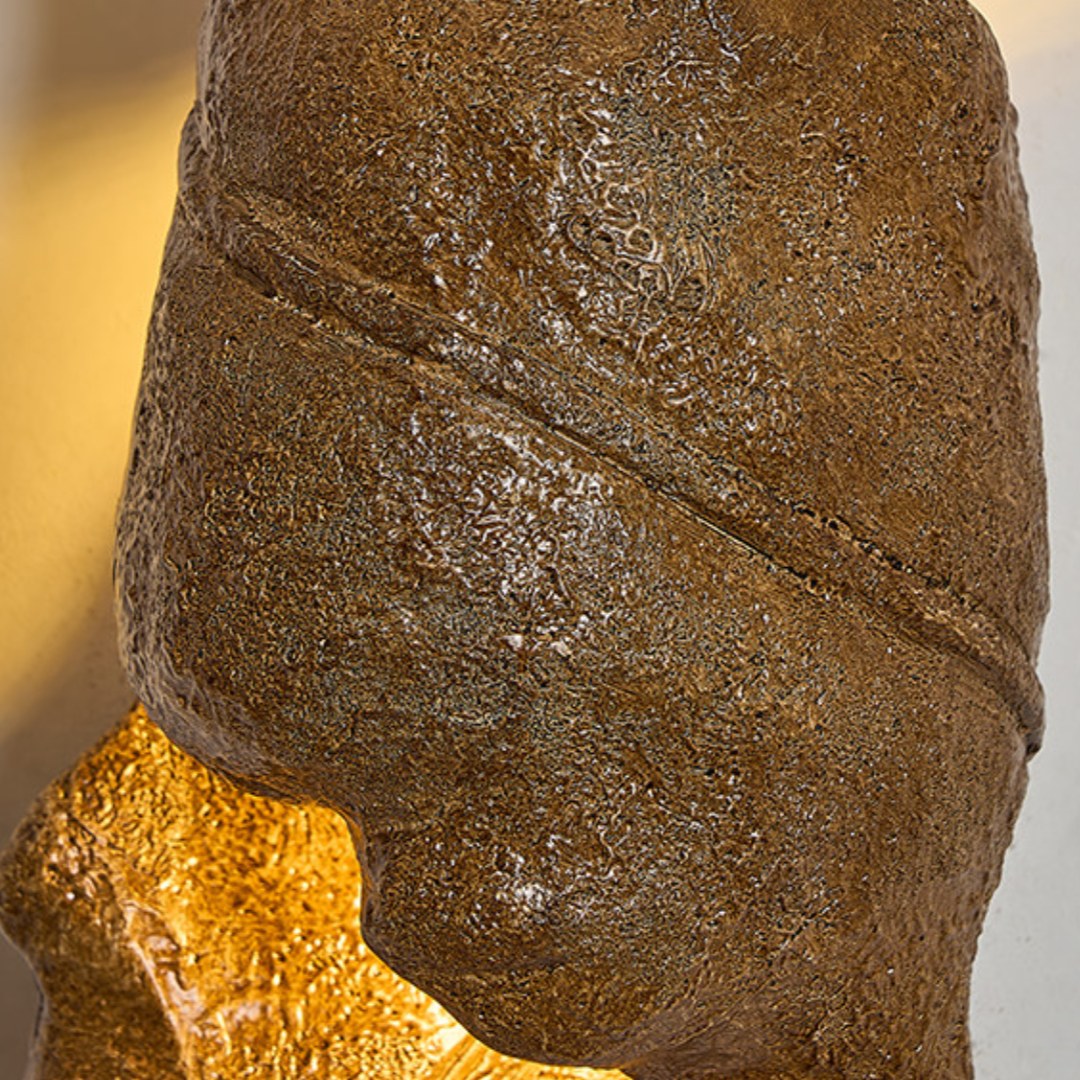 Skulpturale Wandleuchte aus Kunstharz im Wabi-Sabi-Stil