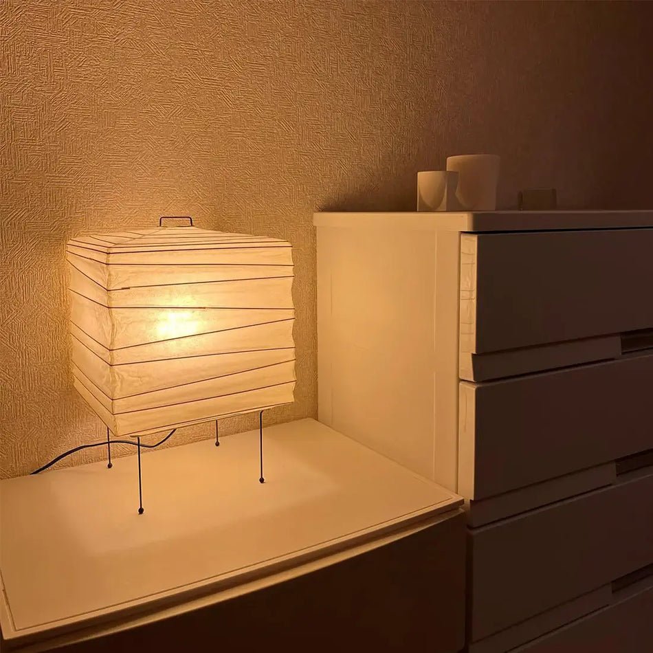 Minimalistische Würfel-Tischlampe – Papierlaternen-inspirierte Lampe fürs Schlafzimmer