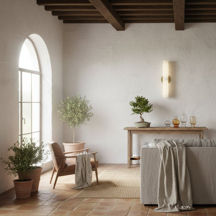 Trenia Stahl-Wandleuchte mit Milchglasschirm – Vertikal geripptes Design