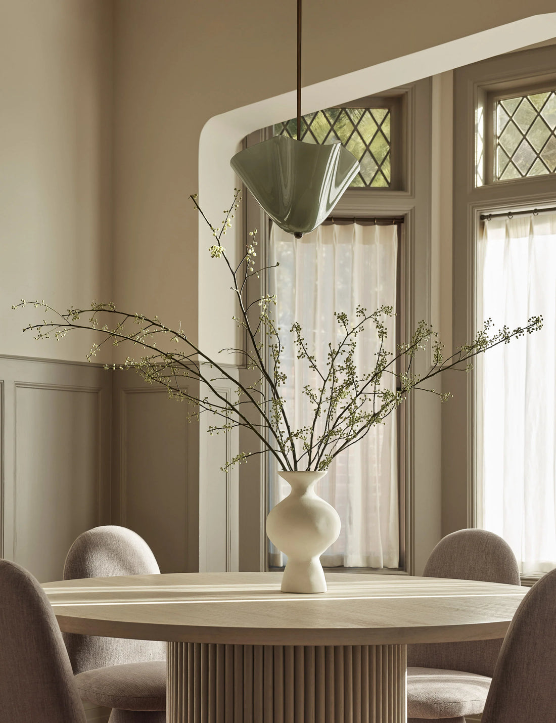 Bellina Radner Pendelleuchte – Farbiger Glasschirm mit Messingdetails für moderne Räume