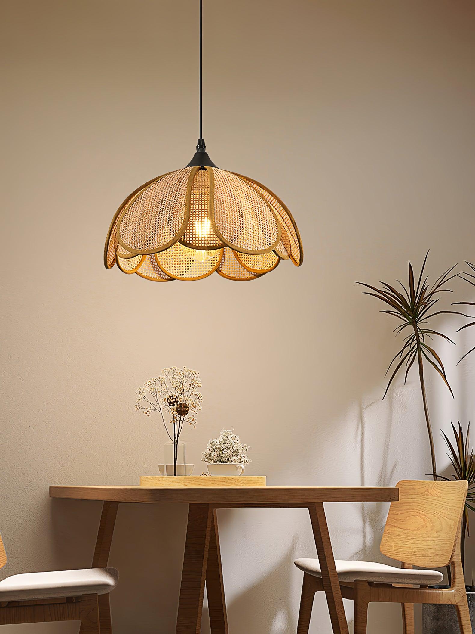 Geschichteter Rattanblüten-Stecker-Kabelanhänger
