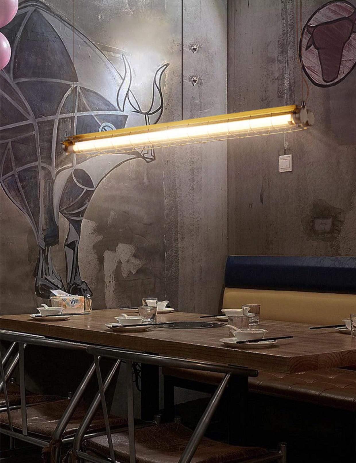 Kronleuchter aus Glas mit linearem Charakter, handgefertigt, klares Gusseisen, Metall, glatt, funkelnd