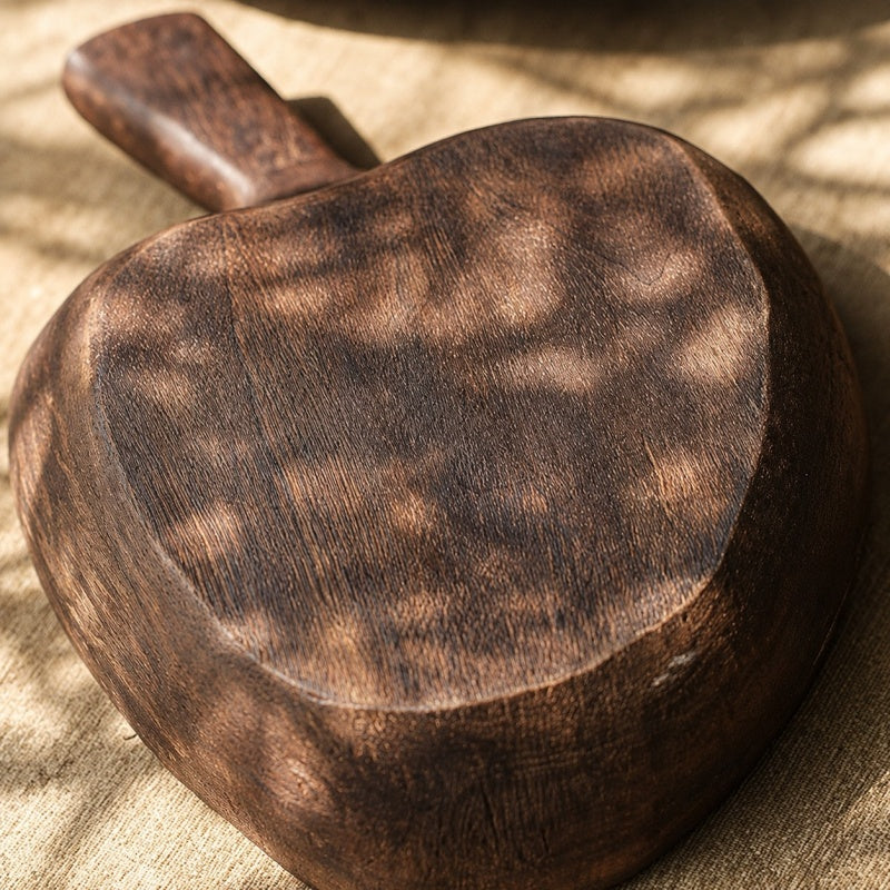 Raised apple-shaped rim detail