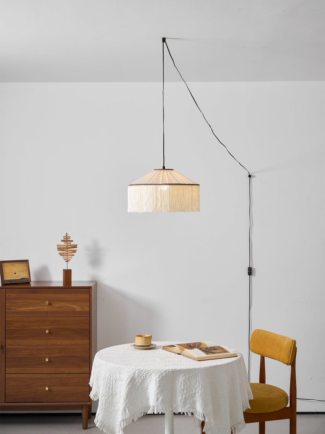 Beige Stecker-Pendelleuchte aus plissiertem Stoff mit Fransen