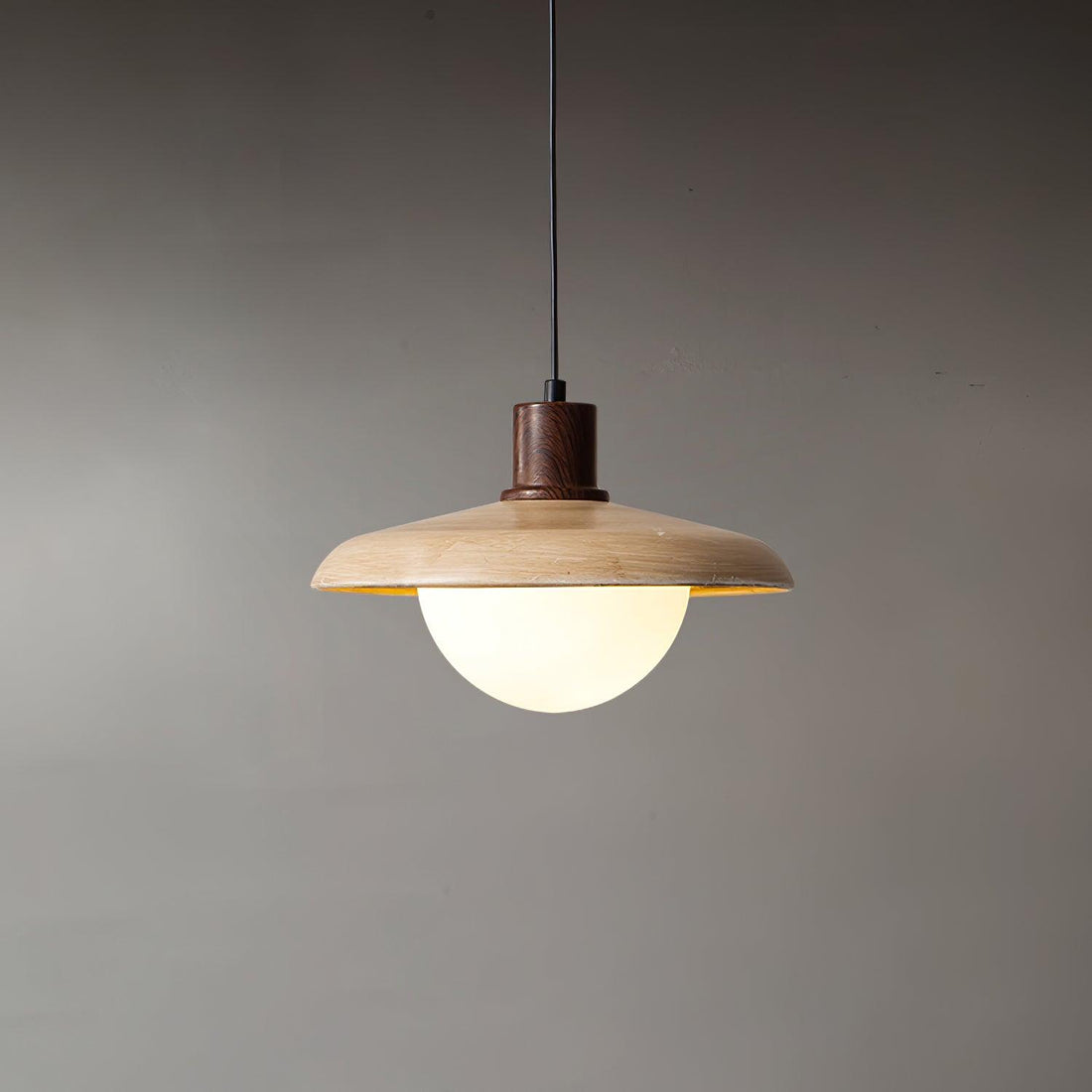 Stecker-Pendelleuchte aus Metall und Glas in Holzoptik