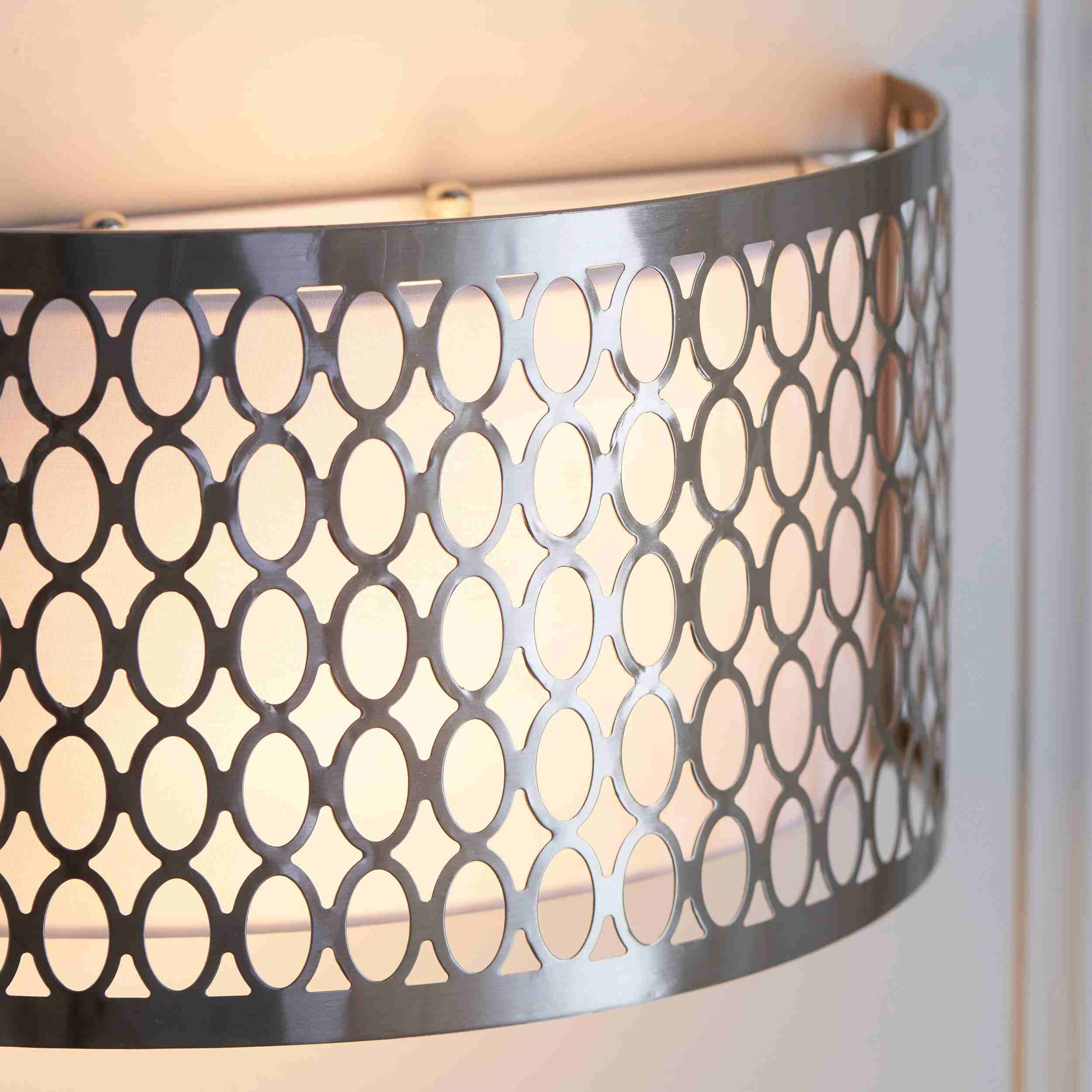 Liorin Wandleuchte mit Gittermuster – Moderne, geschwungene Wandleuchte aus Metall und Stoffschirm für Flur oder Schlafzimmer