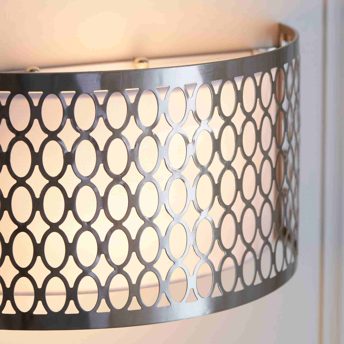 Liorin Wandleuchte mit Gittermuster – Moderne, geschwungene Wandleuchte aus Metall und Stoffschirm für Flur oder Schlafzimmer