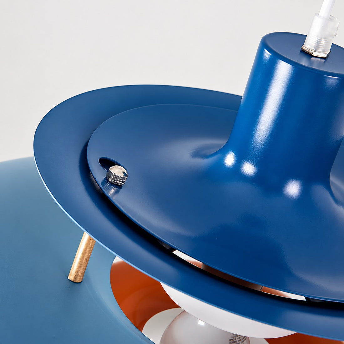 Moderne mehrlagige bunte Pendelleuchte mit Stecker und Zugkabel - Hängelampe aus Metall