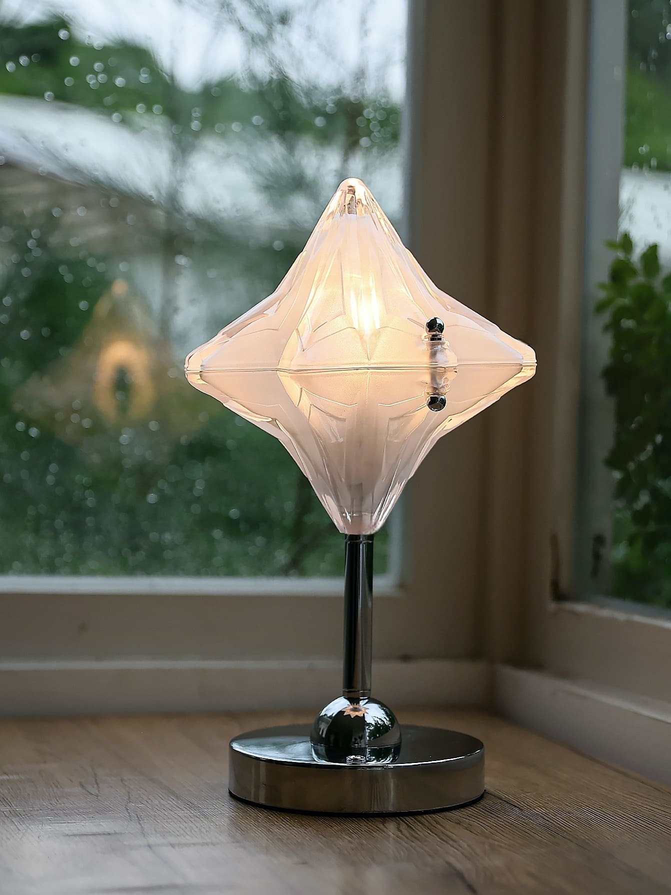 Art Deco Star Table Lamp - Frosted Glass Light for Modern Bedrooms - Astris Lyra