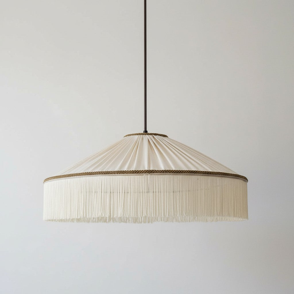 Beige Stecker-Pendelleuchte aus plissiertem Stoff mit Fransen